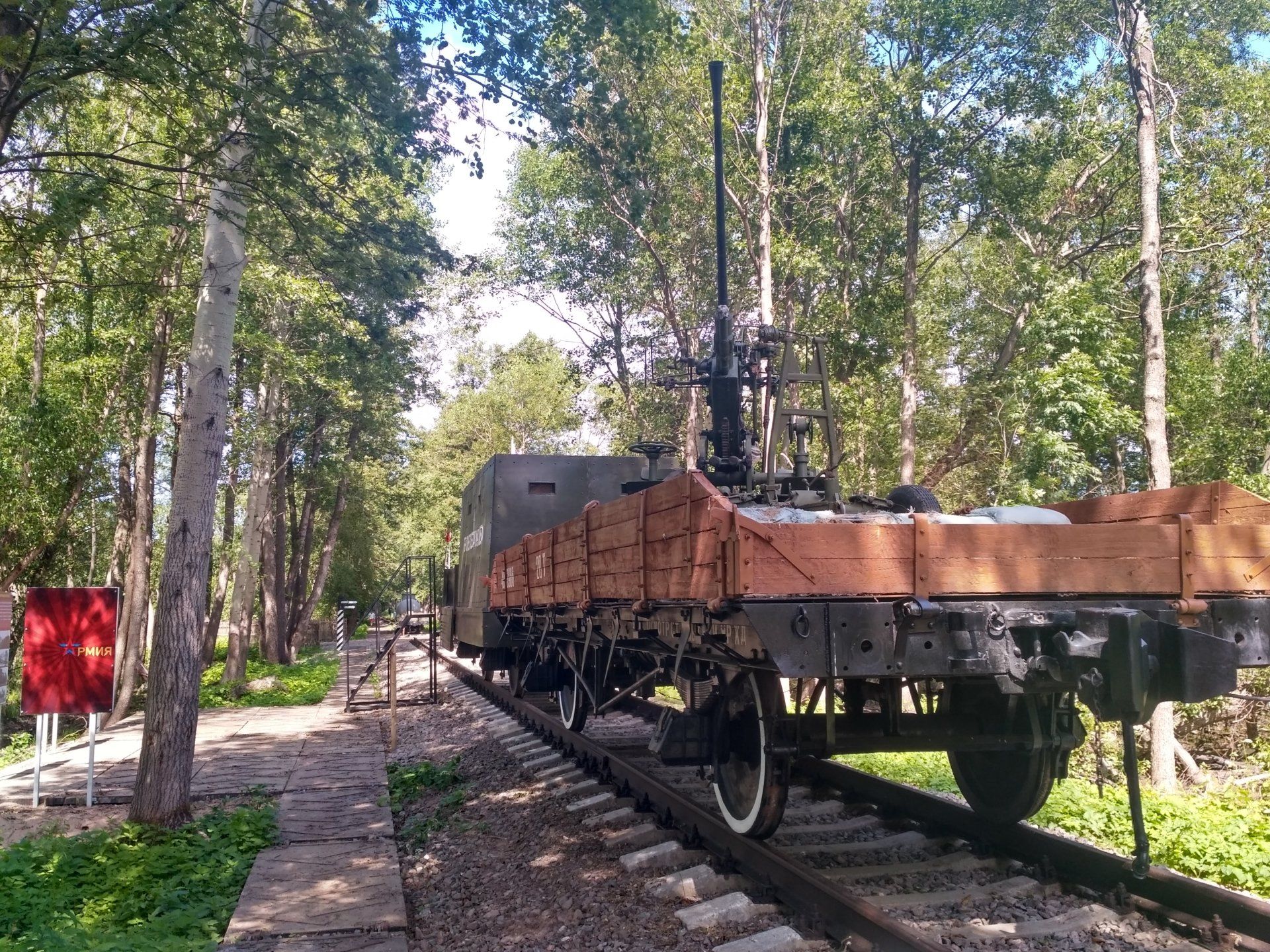 Восстановленная узкоколейная железная дорога в кронштадтском парке Патриот