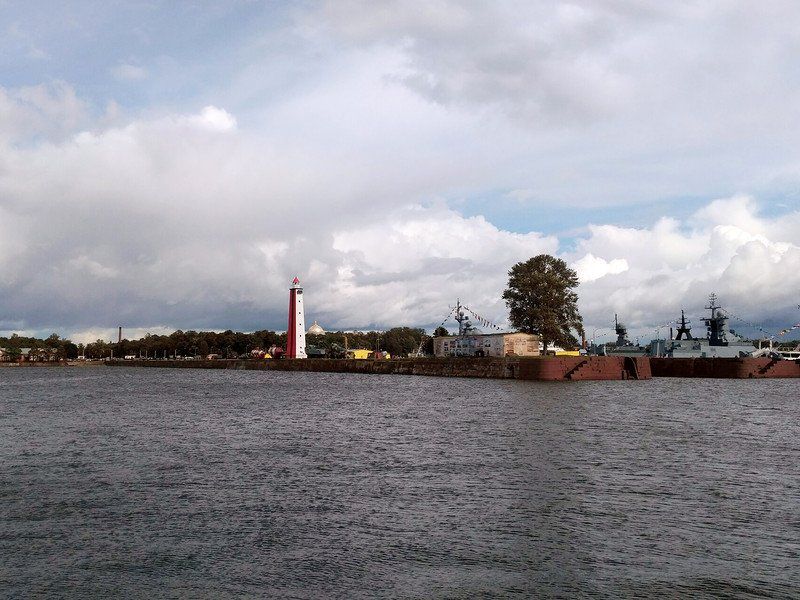 Деревянный маяк на пристани Кронштадта