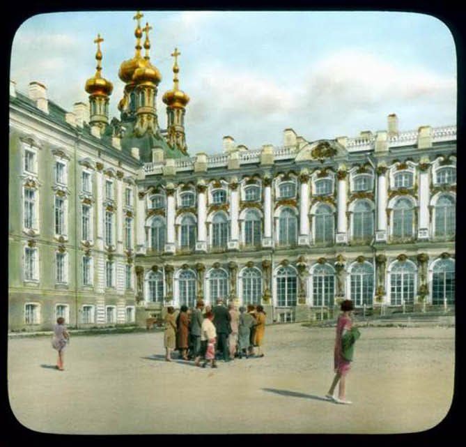 Proletarians in the front yard of the Catherine Palace. 1930
