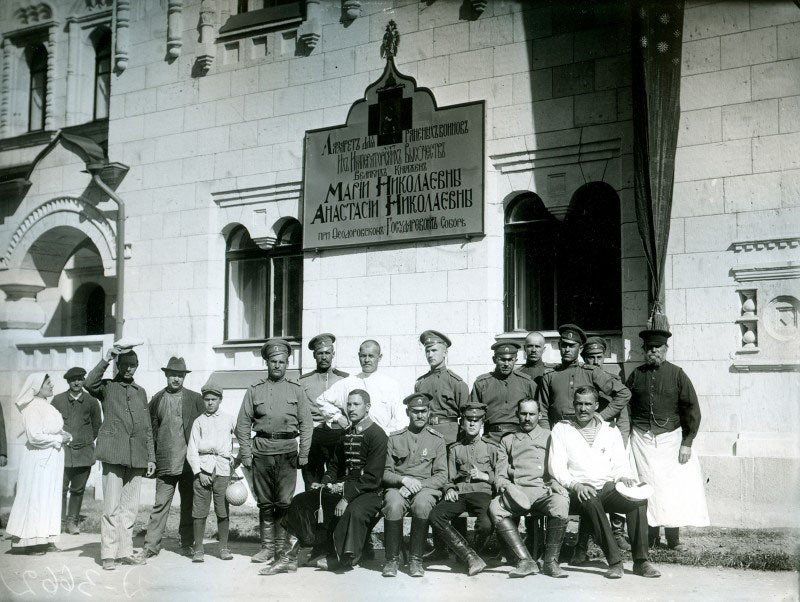 Сергей Есенин в Фёдоровском городке (сидит третий справа). Фото. 1916 г.