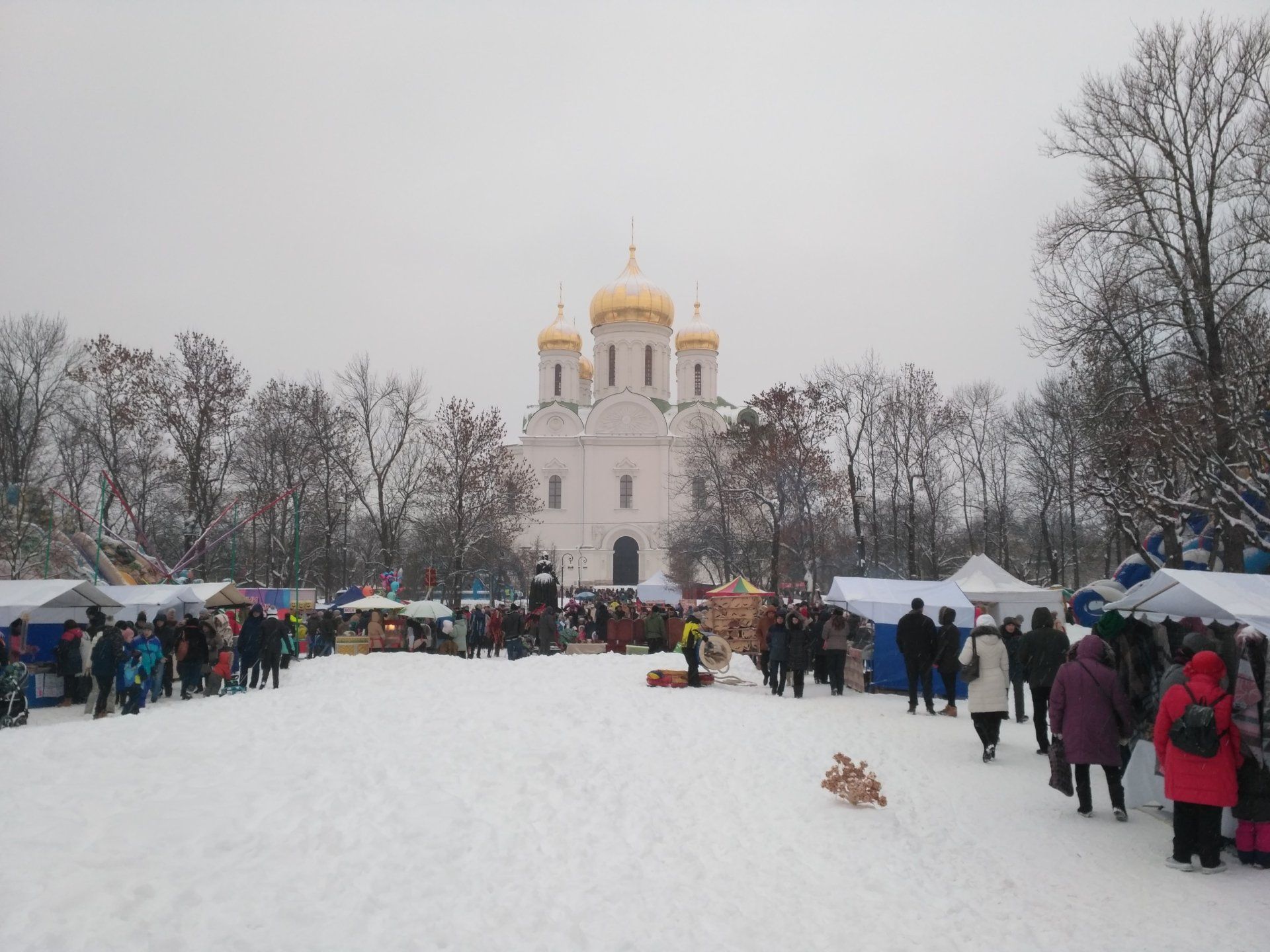 Гуляния у Екатерининского собора в Пушкине