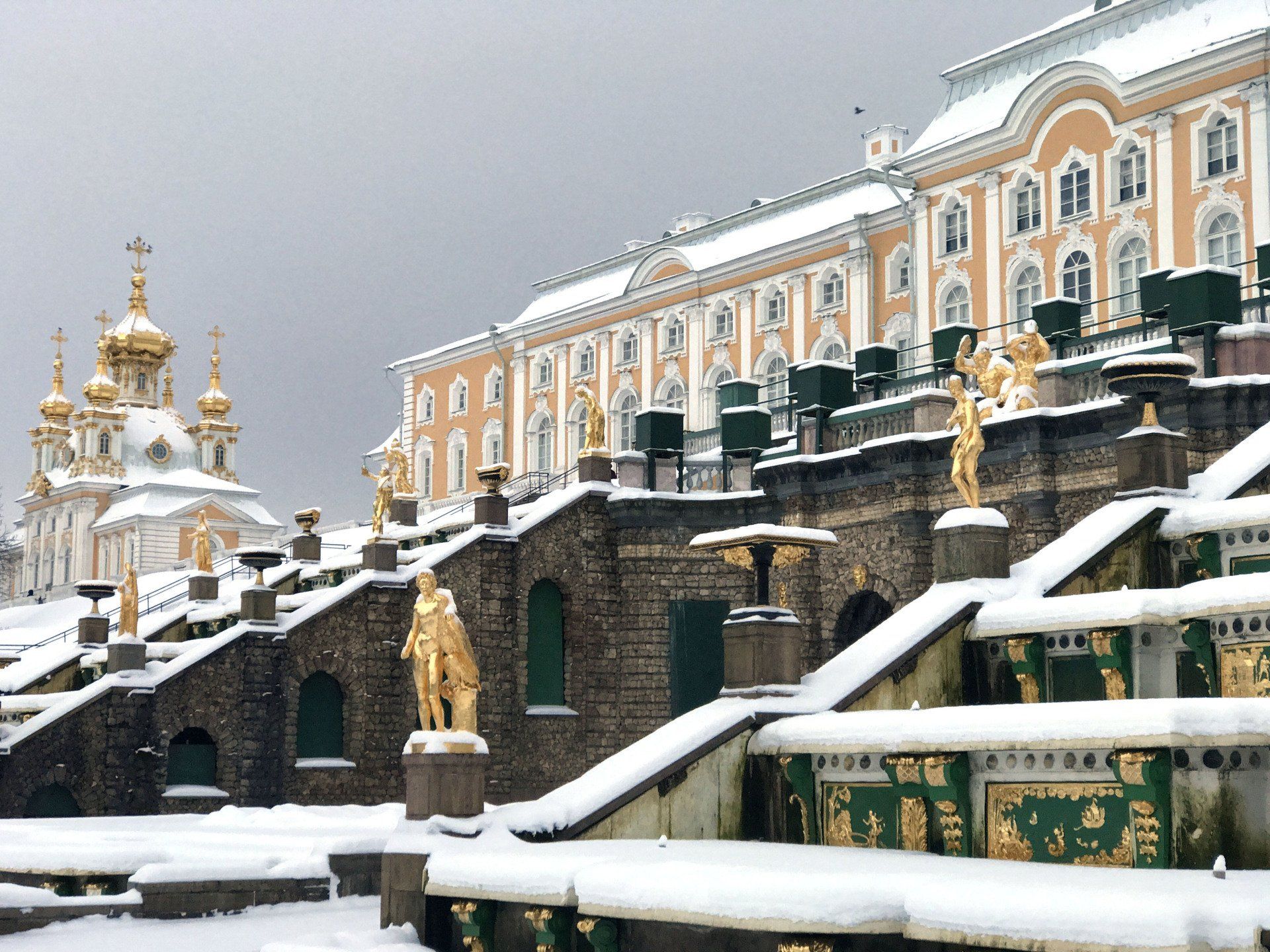 Большой петергофский дворец зимой