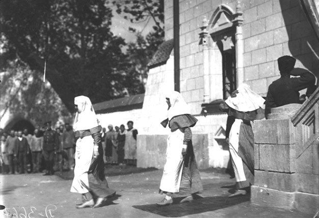 Императрица и Великие княжны выходят из Офицерского лазарета. 1916 г.