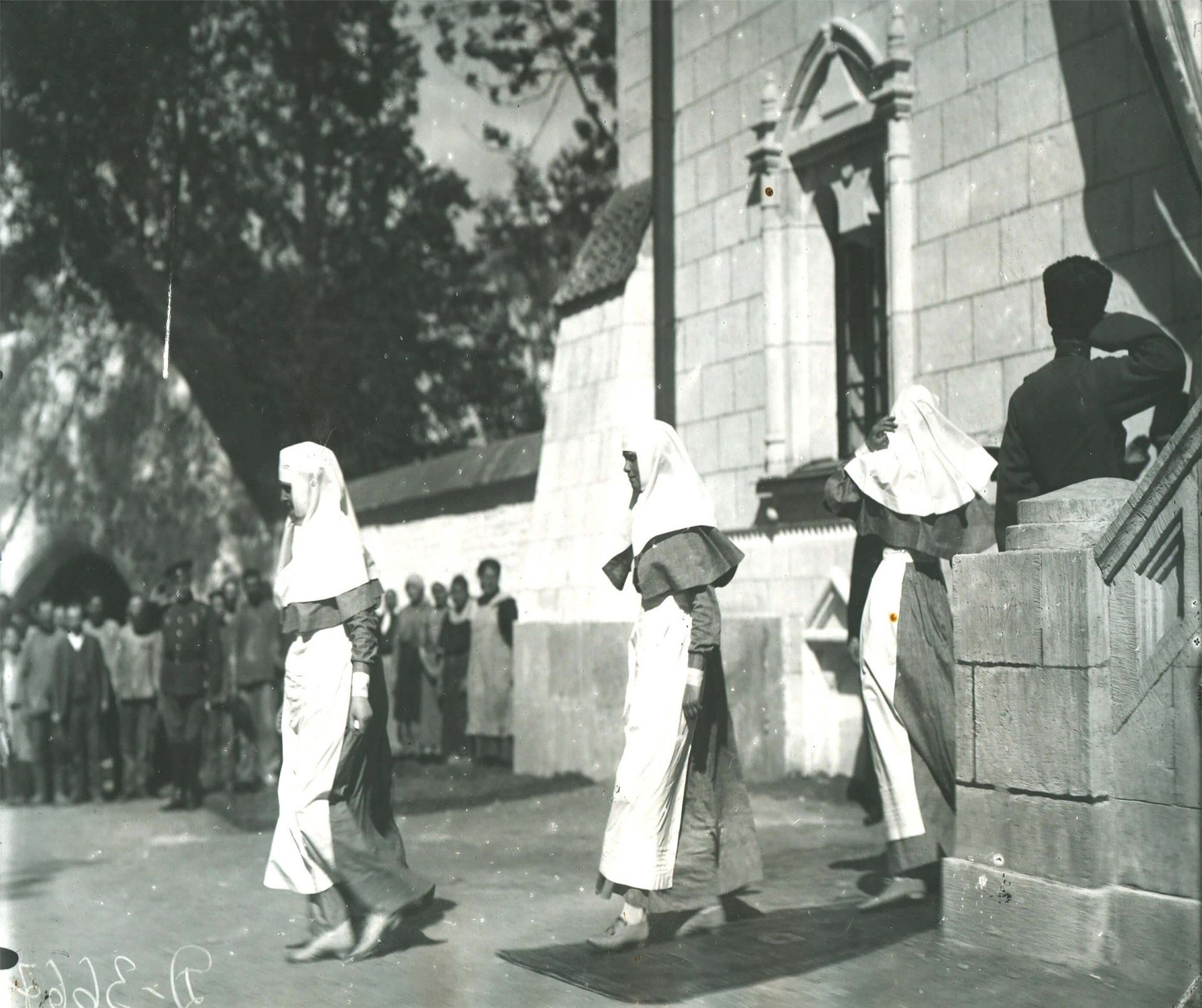 Императрица и Великие княжны выходят из Офицерского лазарета. 1916 год