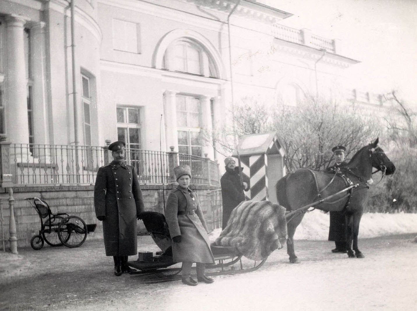 Цесаревич Алексей у полуротонды Александровского дворца в 1914 году. Из альбома Анны Вырубовой
