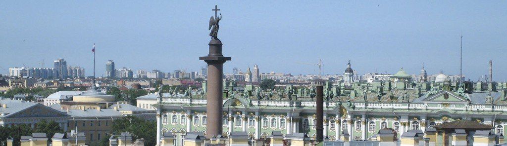 Вид с крыши на Эрмитаж и Александровскую колонну на Дворцовой площади