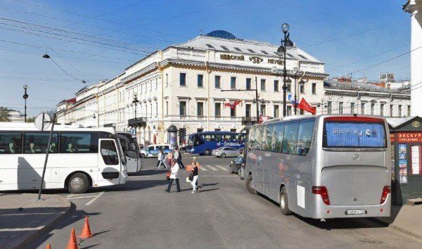 Экскурсионные автобусы в Петергоф от Гостиного двора
