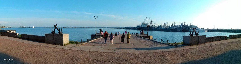 Вид на Среднюю гавань Кронштадта со стороны Петровского парка