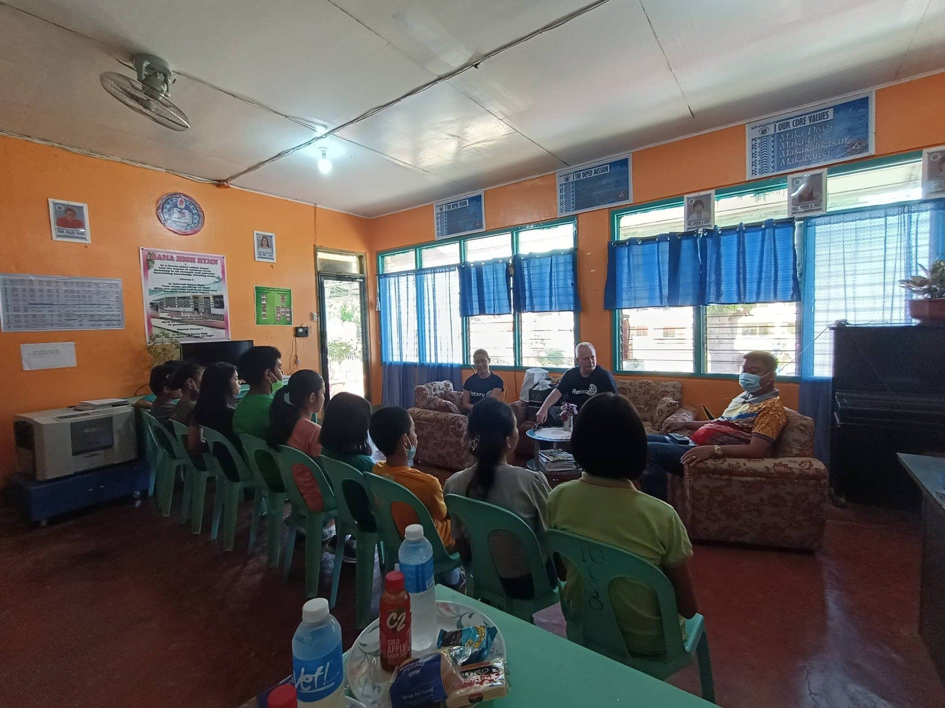 A group of people are sitting at tables in a room.