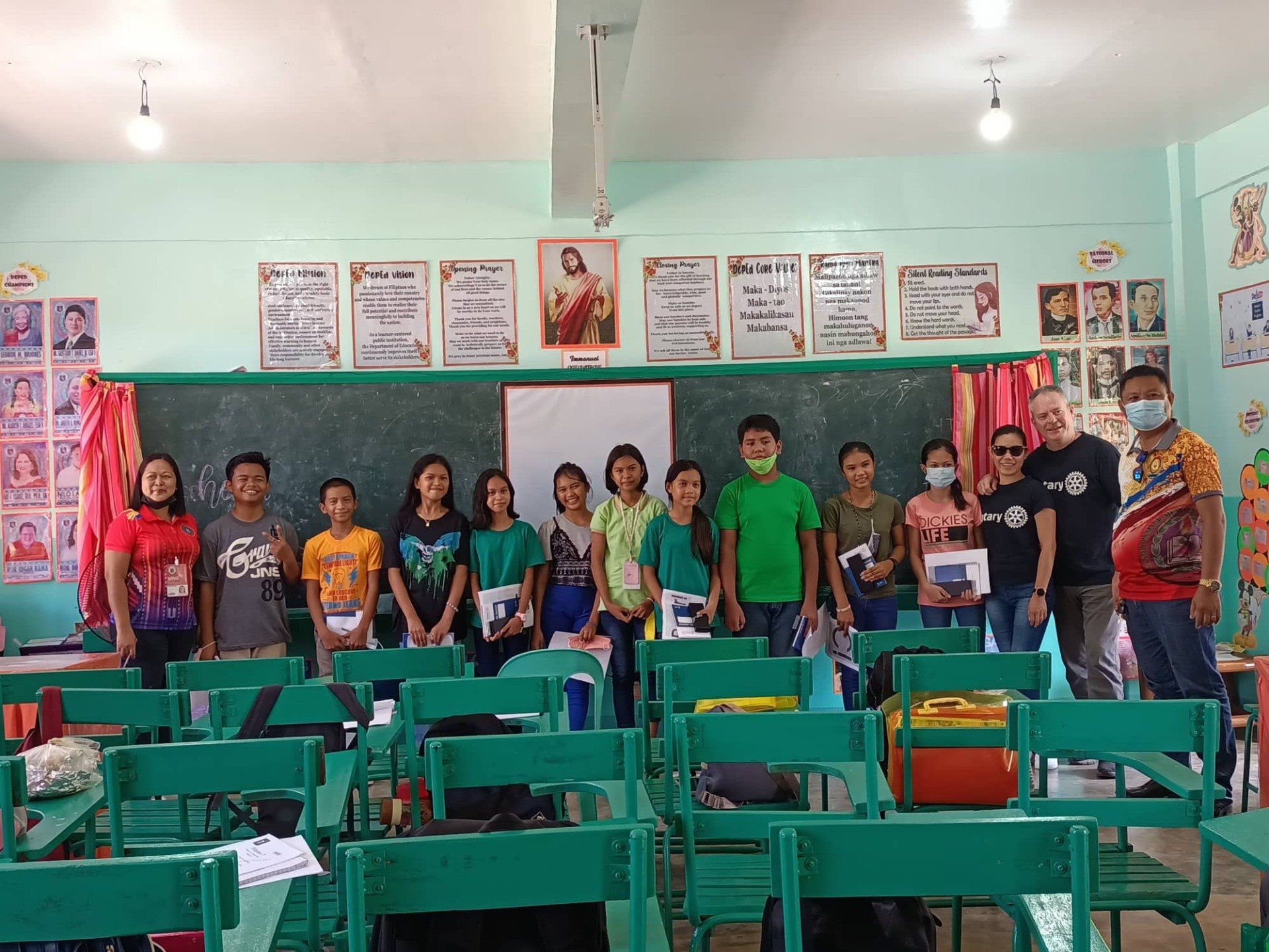 A group of children are posing for a picture in a classroom.