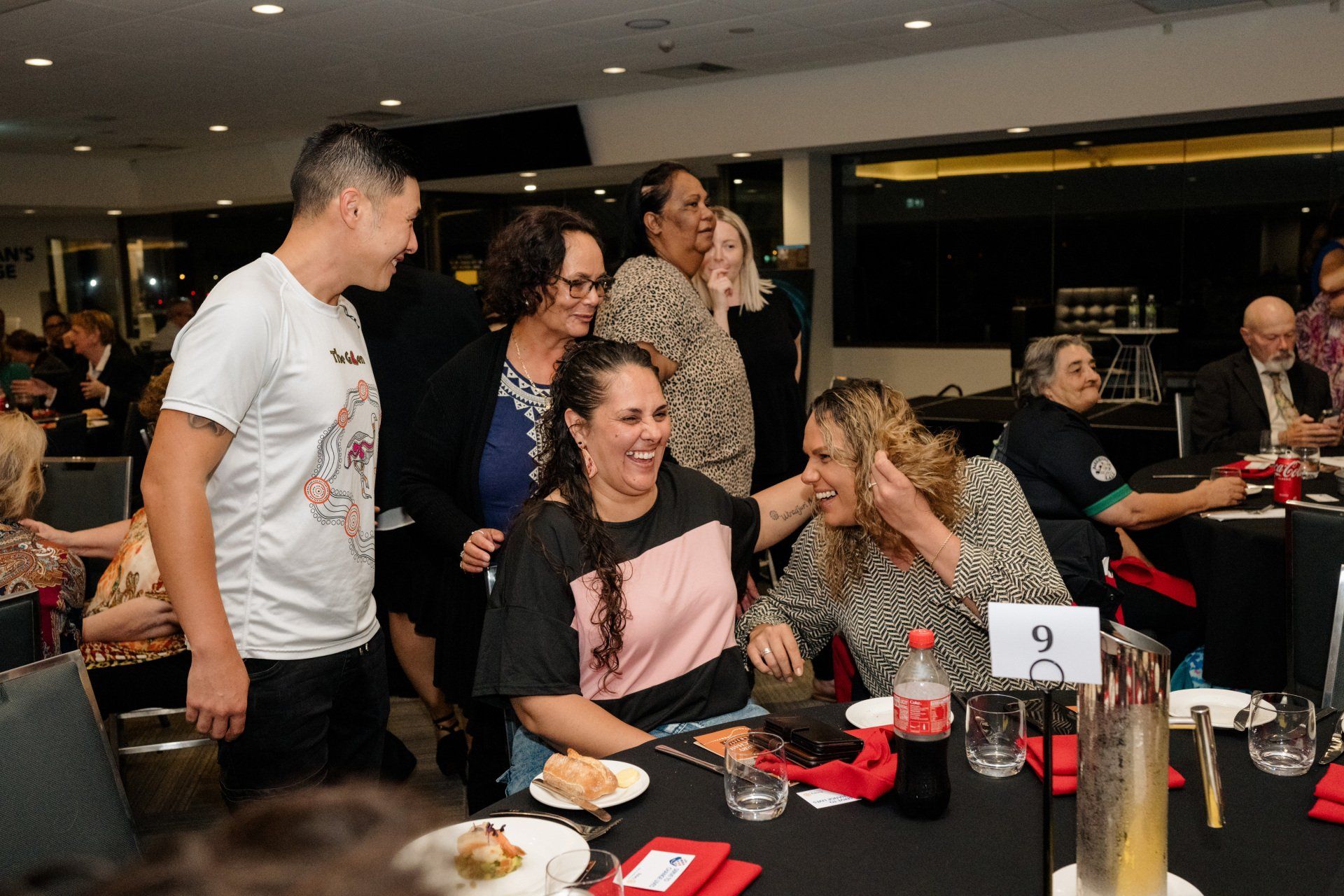 A group of people are sitting at a table in a restaurant.