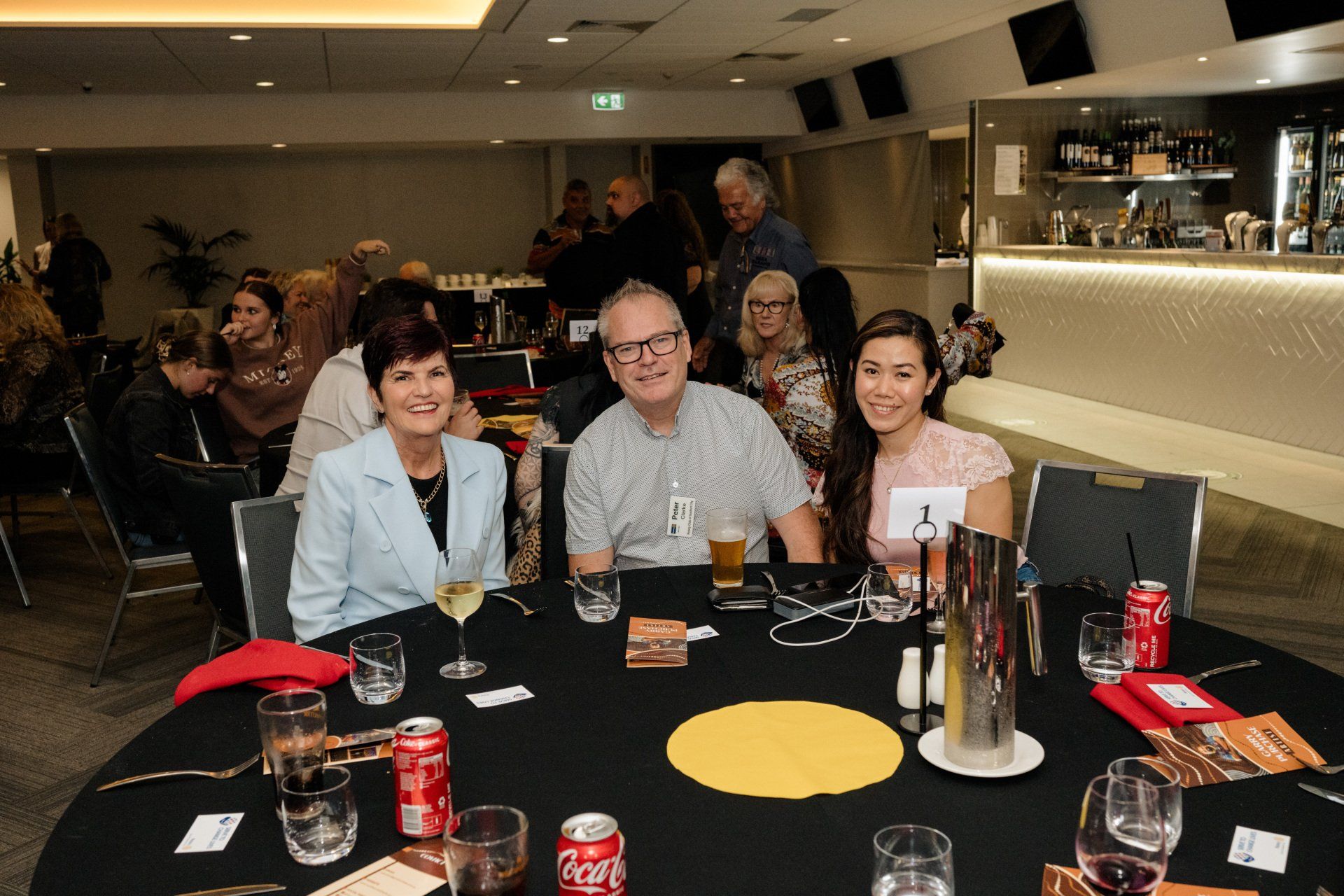 A group of people are sitting at a table in a restaurant.