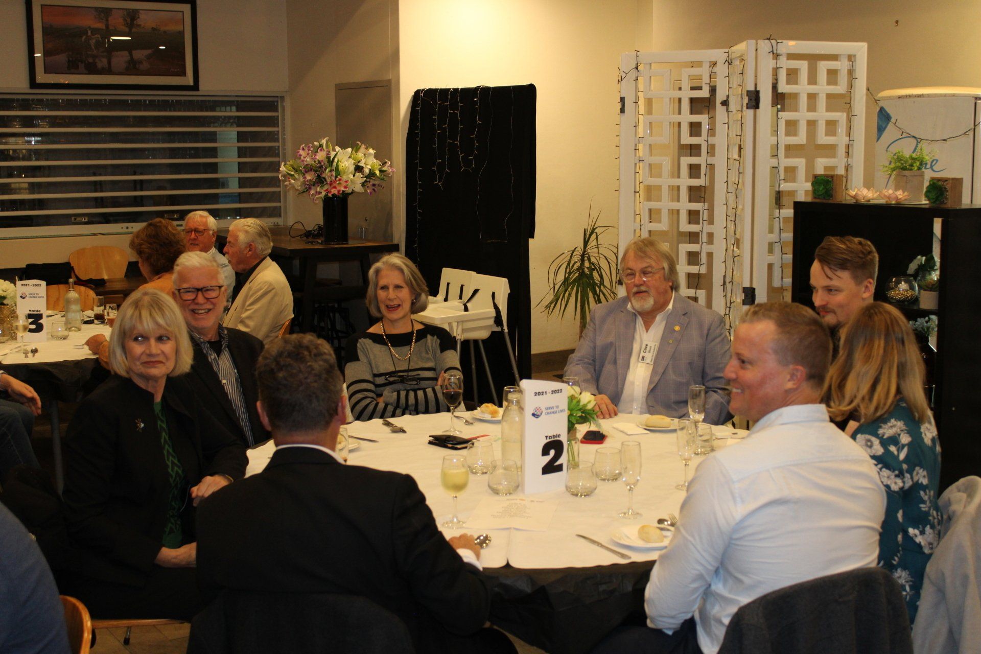 A group of people are sitting at a table in a restaurant.