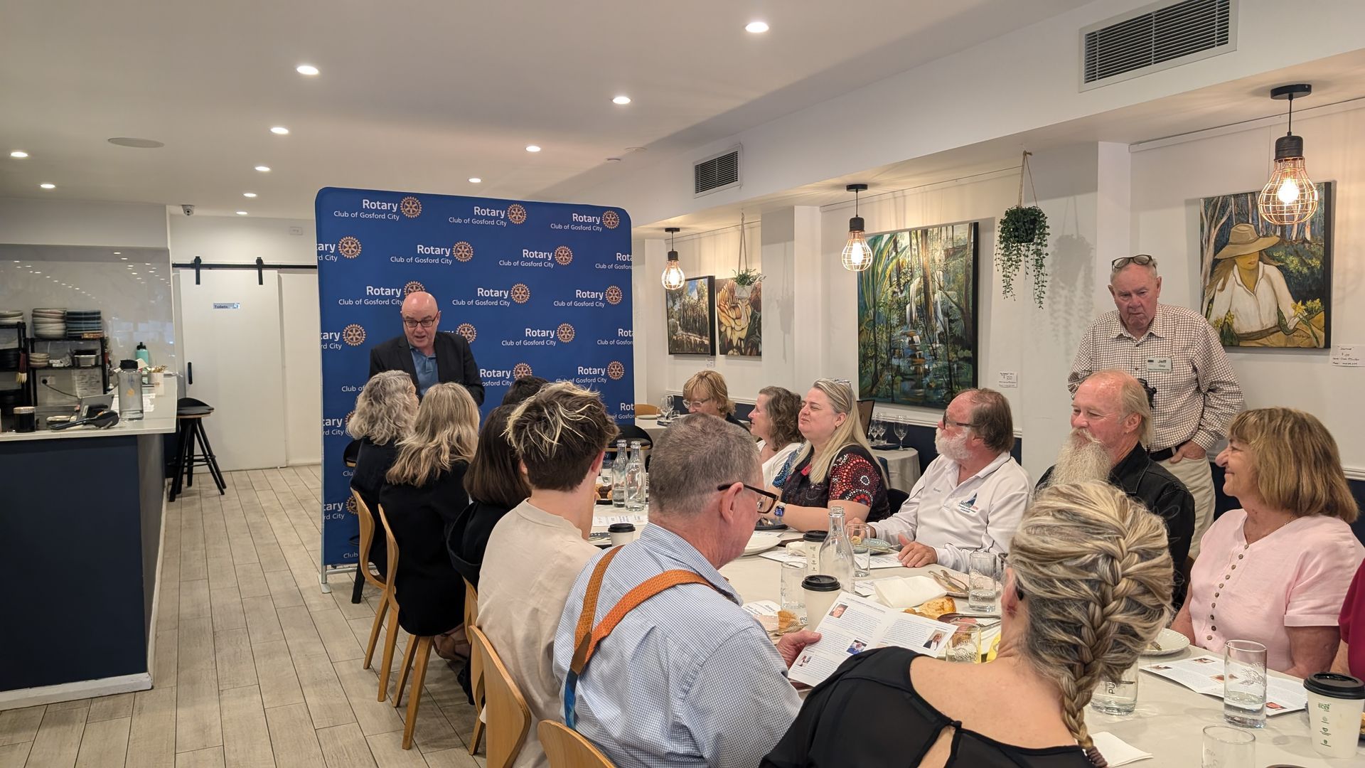 A group of people are sitting at a table in a restaurant.