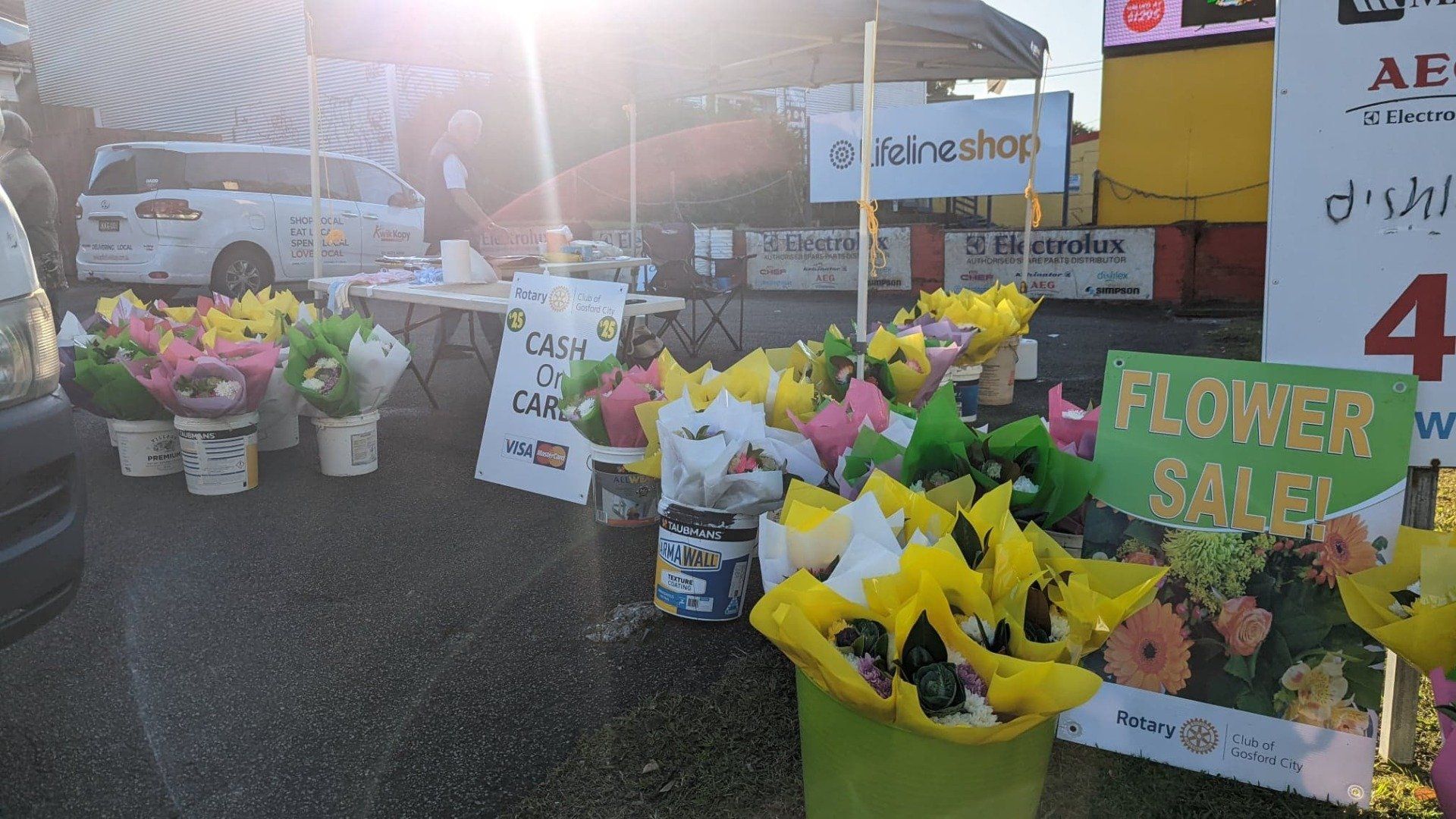 A flower stand with a sign that says flower sale