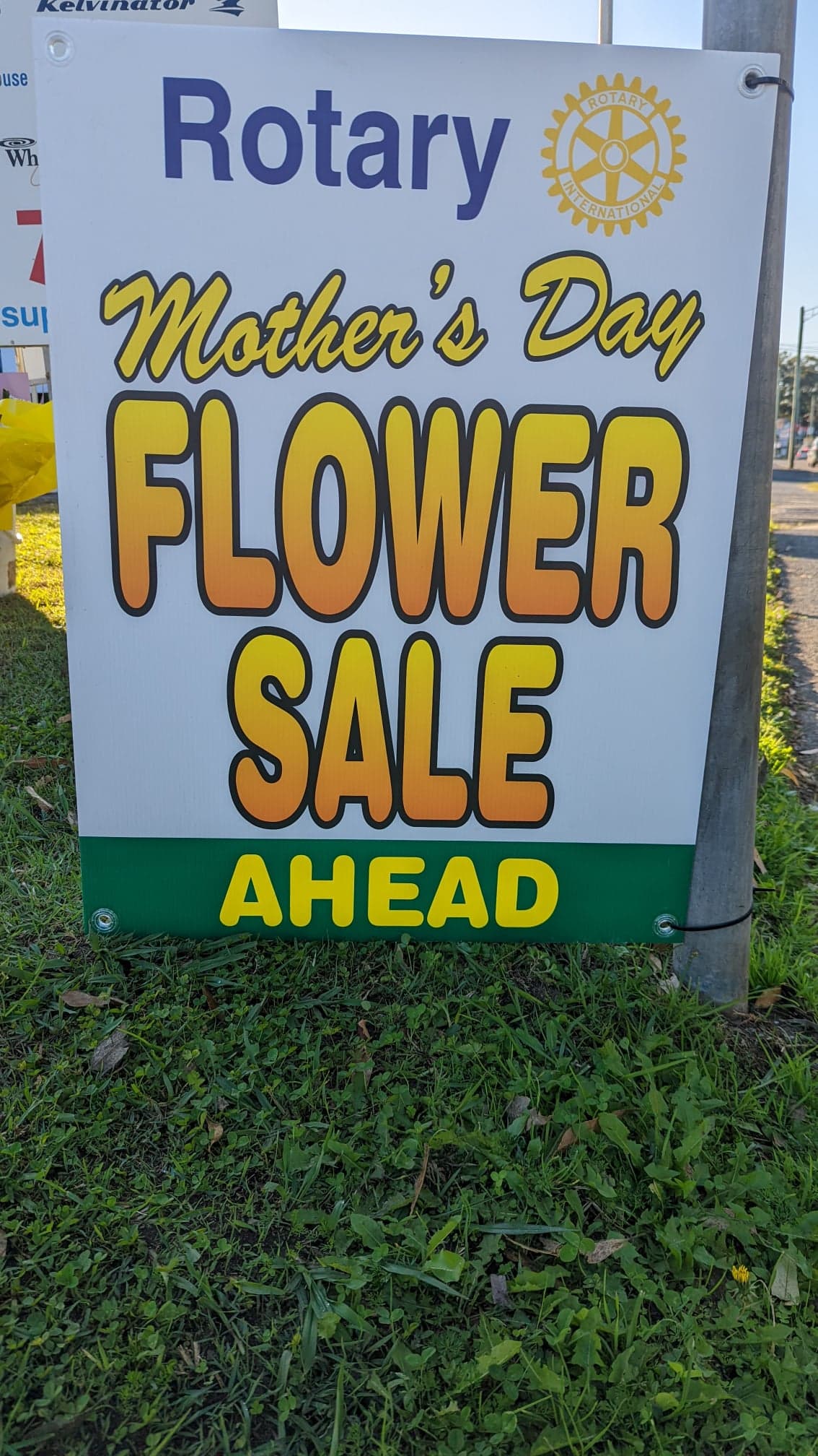 A sign that says mother 's day flower sale ahead