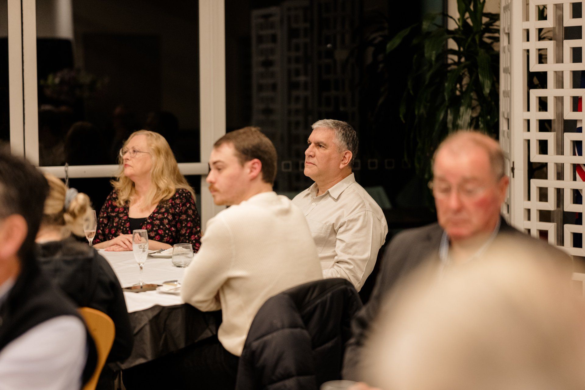 A group of people are sitting at a table in a restaurant.