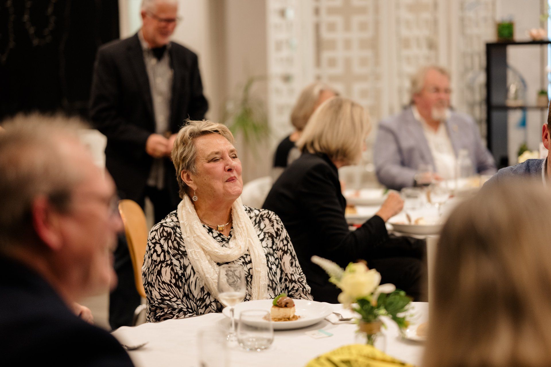 A group of people are sitting at a table in a restaurant.