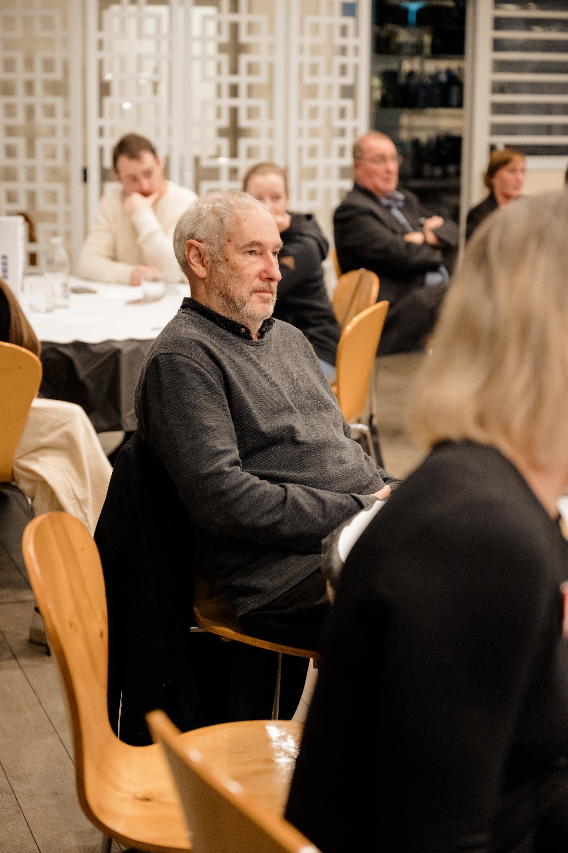 A group of people are sitting in chairs in a room.