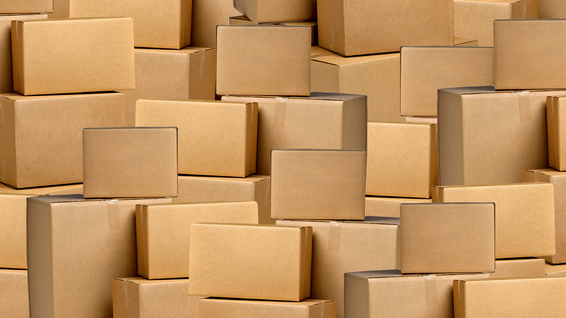 Pile de boîtes en carton brun de tailles diverses, empilées les unes sur les autres.