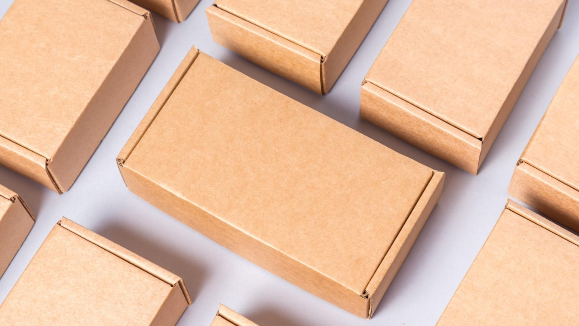 Des boîtes en carton disposées sur une surface claire.