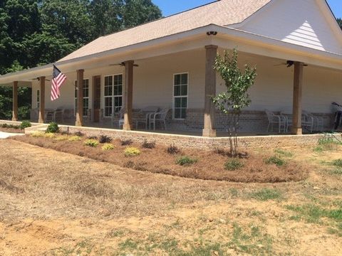 Lawn Maintenance — White House of New Landscape Garden in Oxford, MS
