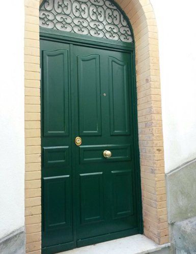 porta da esterno verde scuro