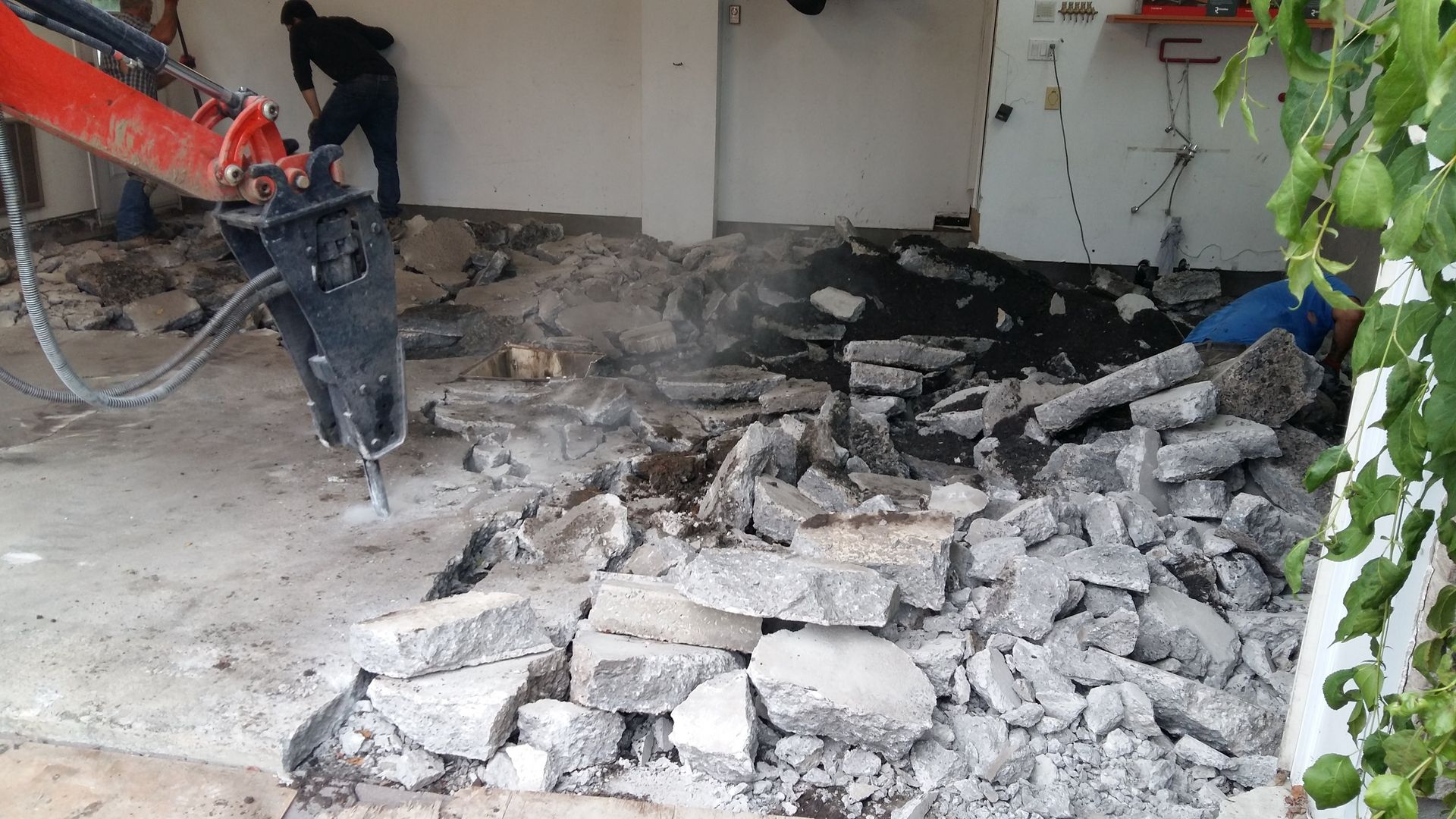 Un homme utilise un marteau pour démolir un bâtiment.