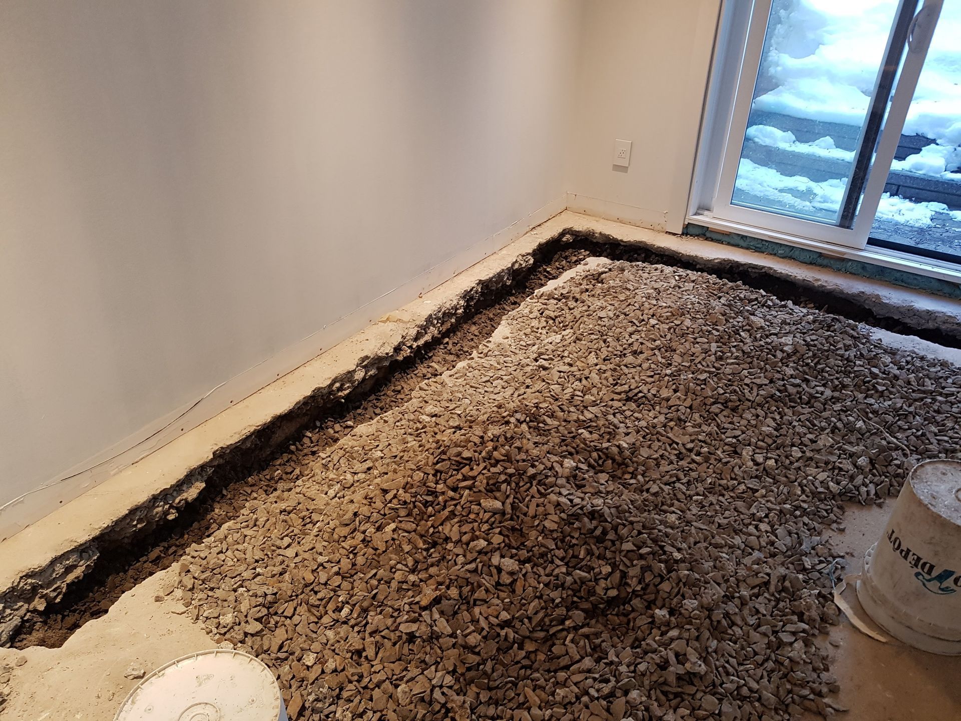 Un tas de gravier se trouve sur le sol d'une pièce.
