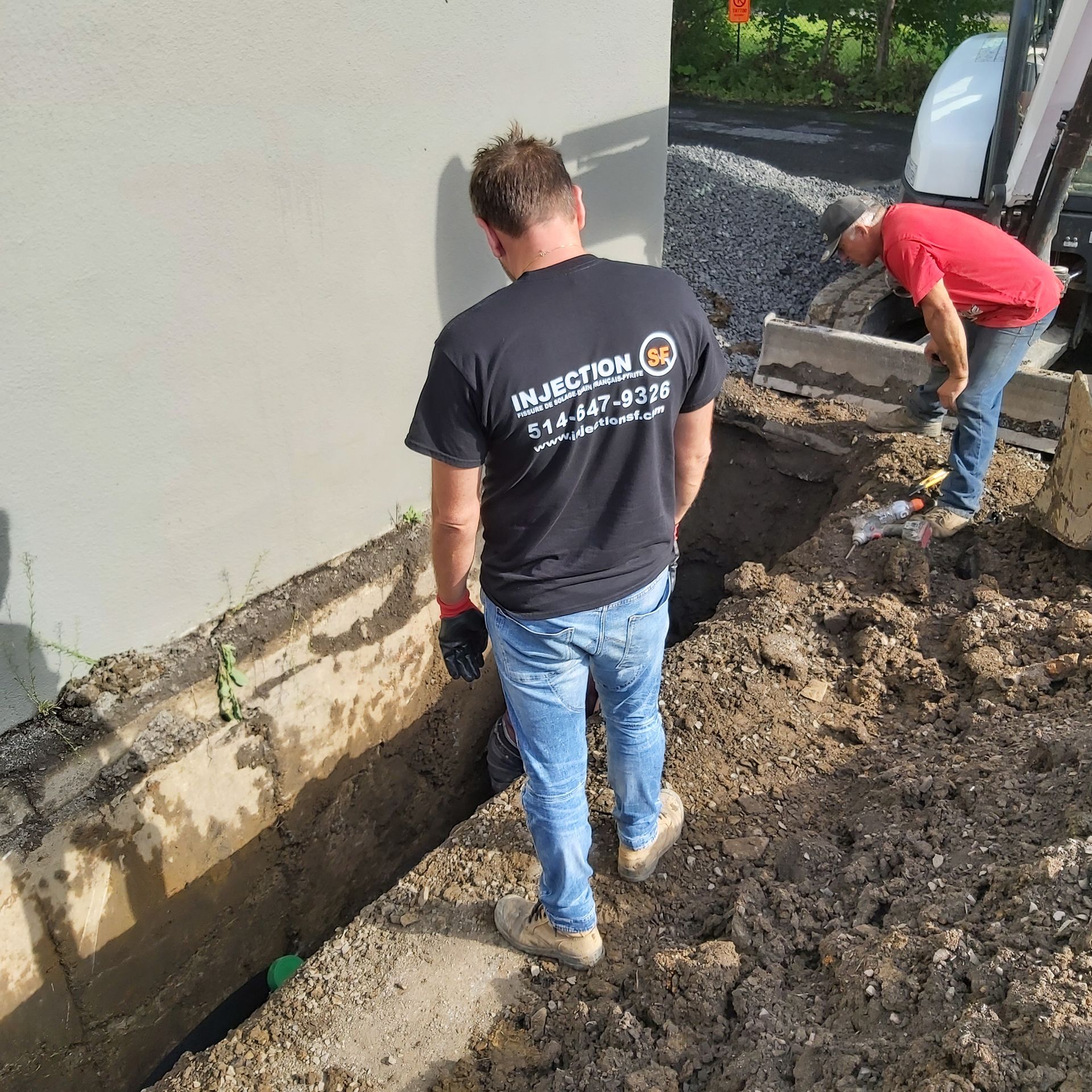 Un homme portant une chemise noire avec l'inscription « M. Jackson » dans le dos