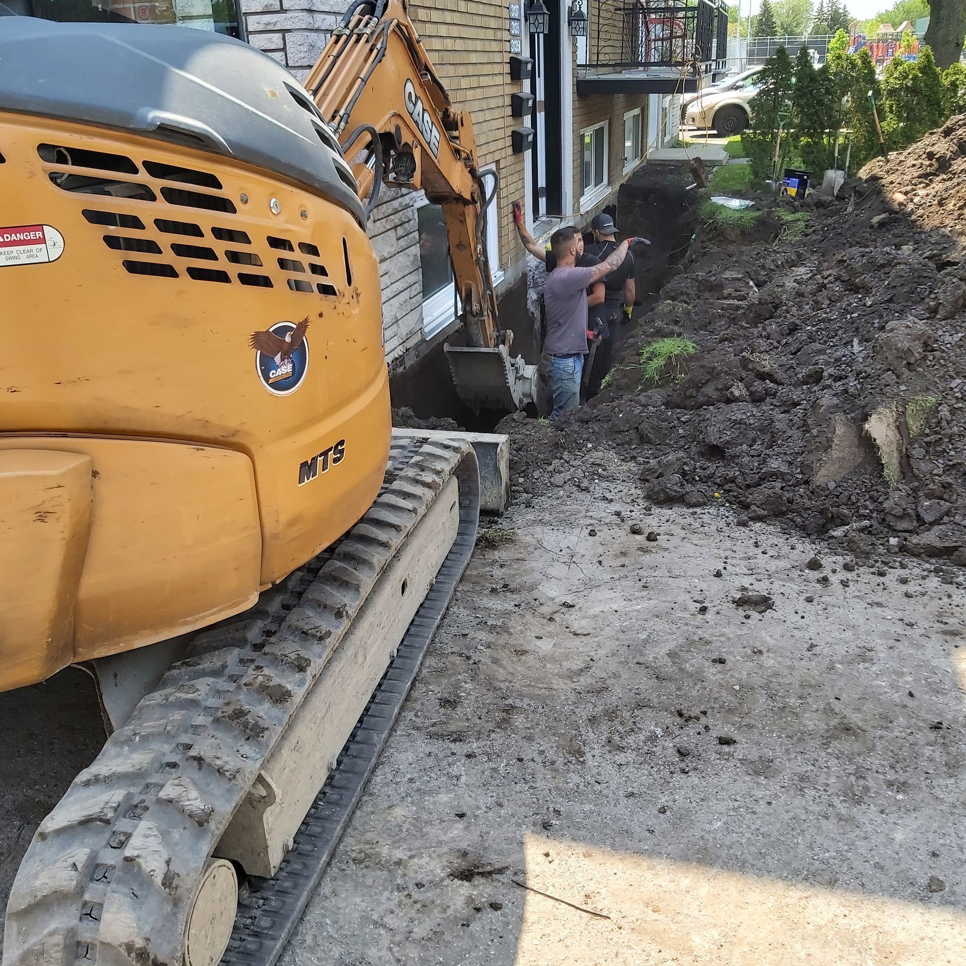 Une excavatrice jaune avec le mot « case » dessus