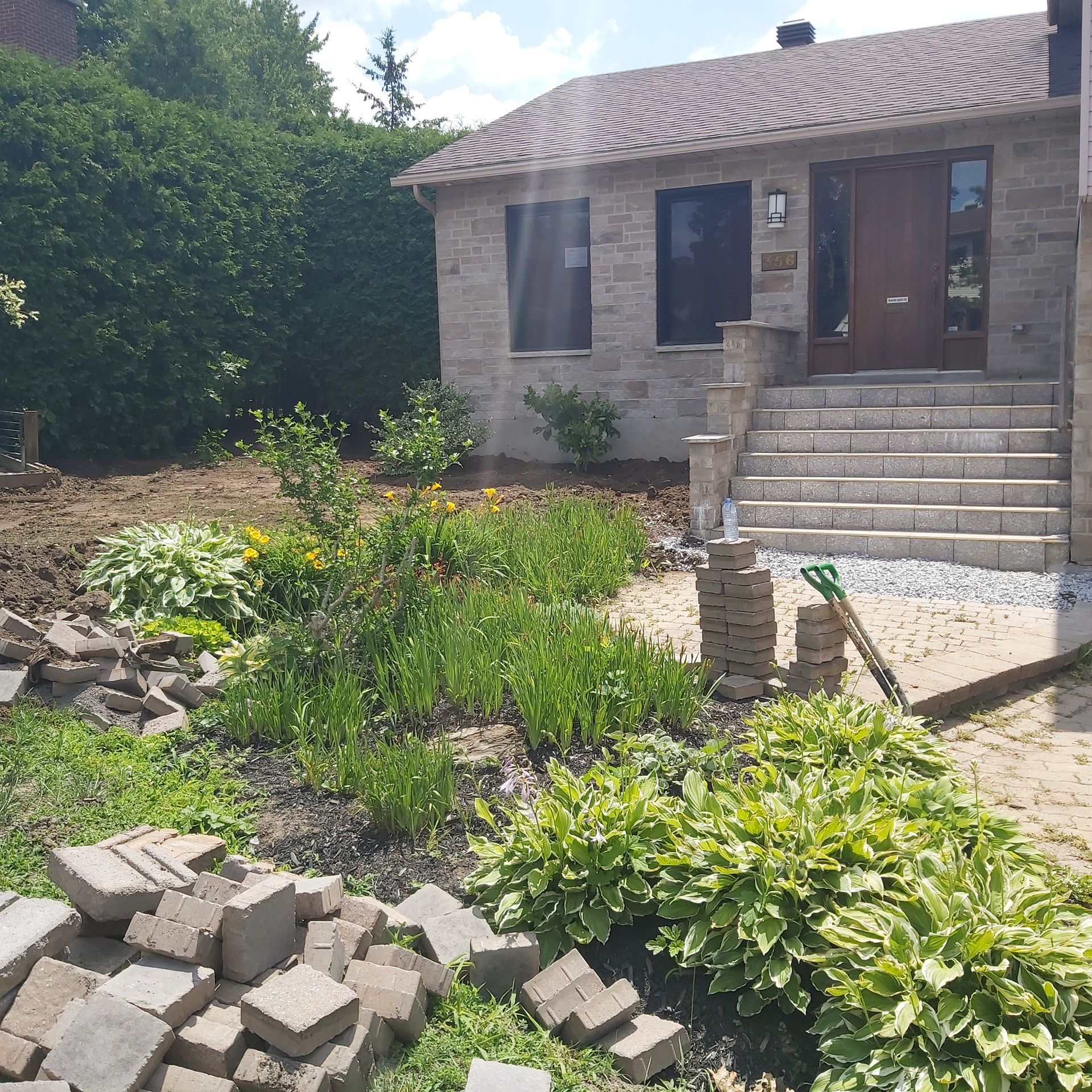 Une maison avec beaucoup de briques devant