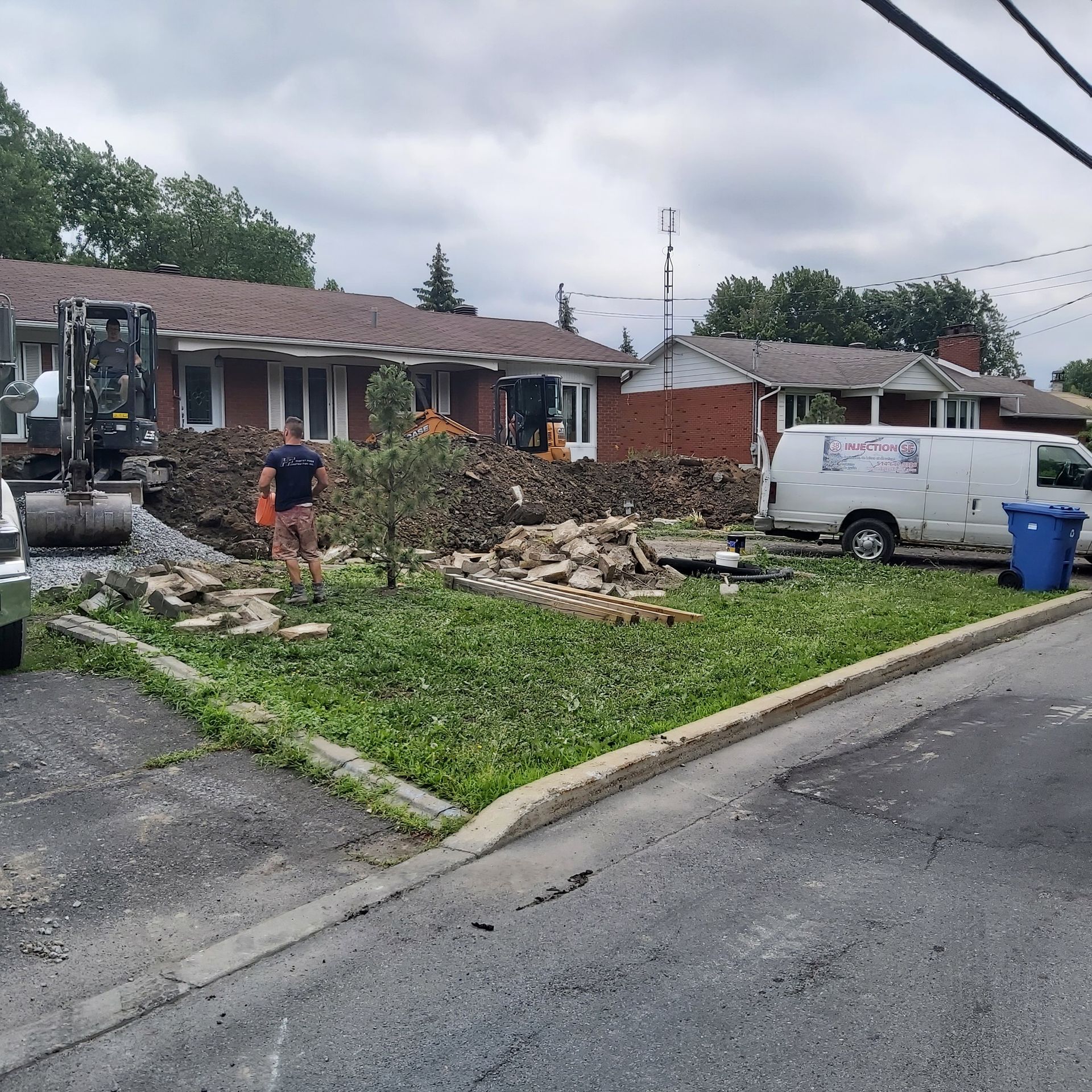 Une camionnette blanche est garée devant une maison