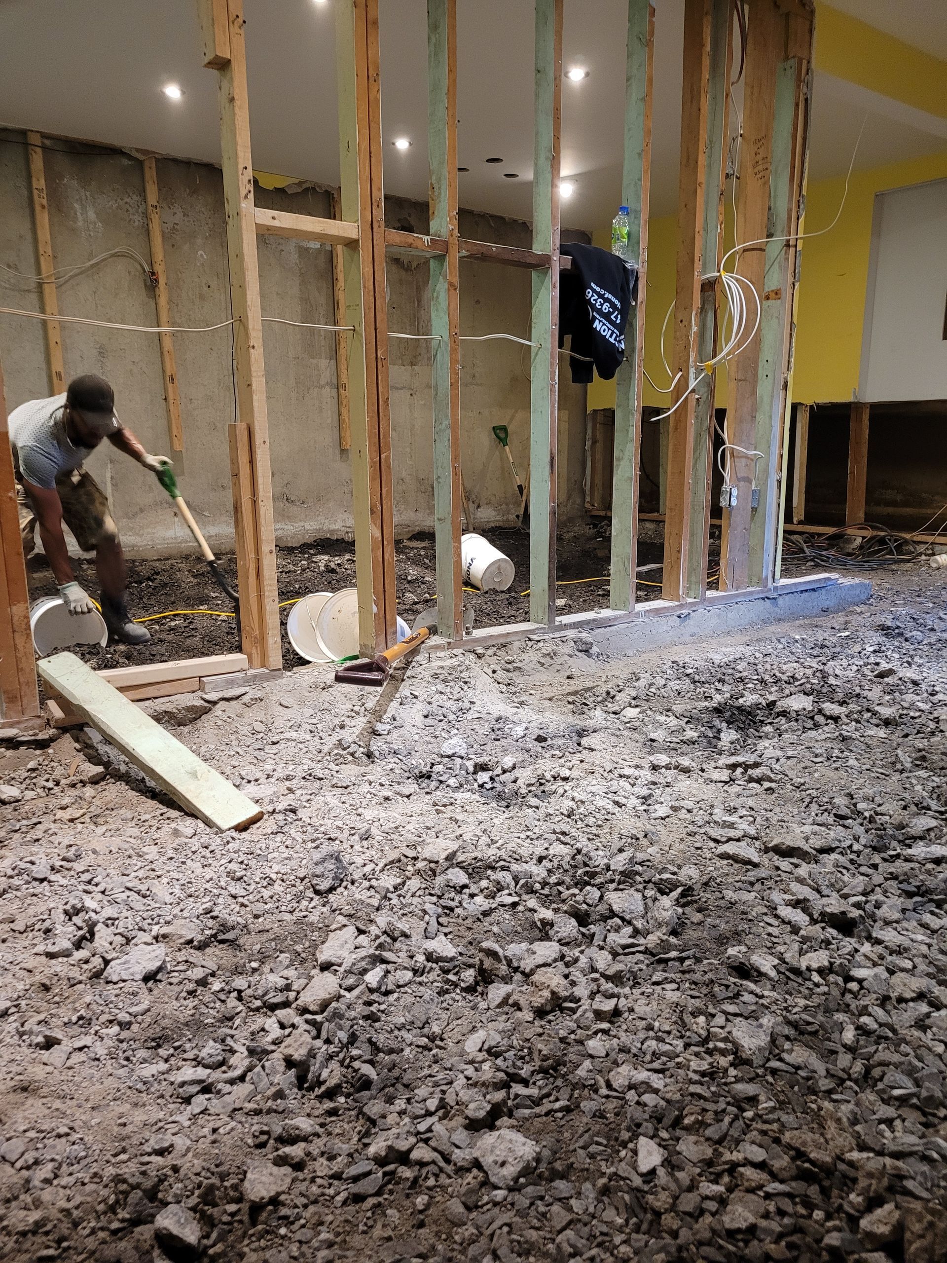 Un homme travaille sur le sol d'un immeuble.