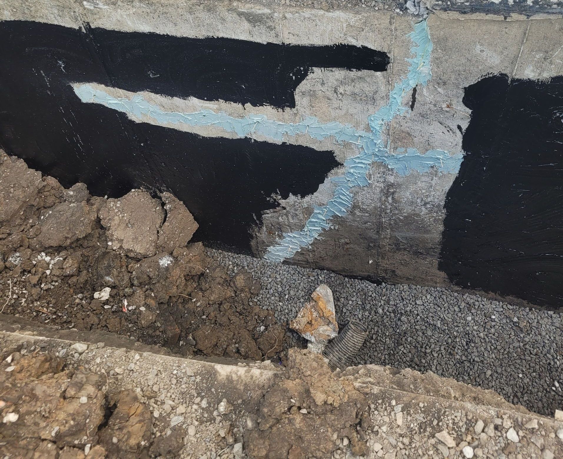 Un mur en béton avec la lettre f peinte dessus