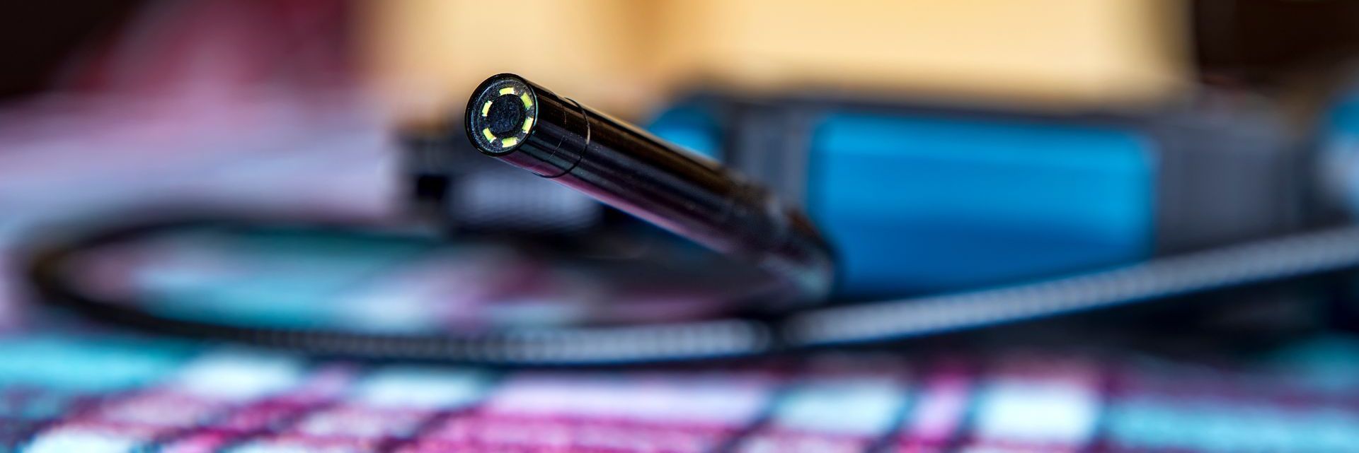 Un gros plan d'un appareil photo sur une table.