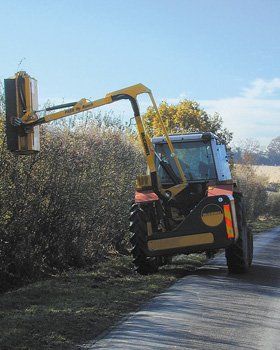 hedge cutting - Louth, Lincolnshire - Glanford Beet Ltd - hedge