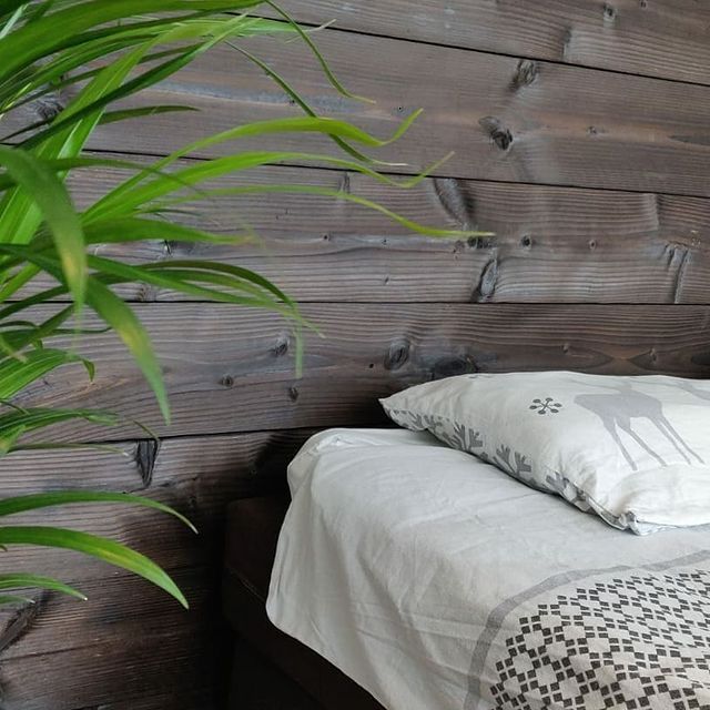 Een bed voor een prachtige shou sugi ban wand