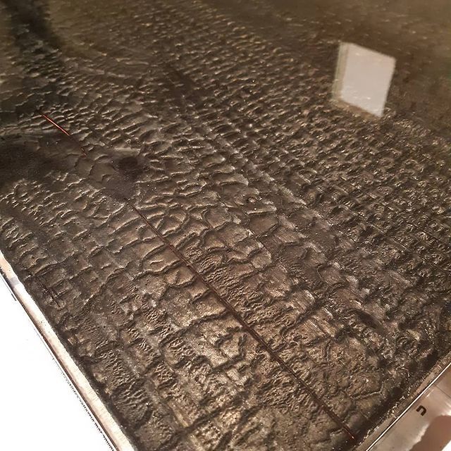 Een close-up van een epoxy tafel met een baksteenpatroon erop.