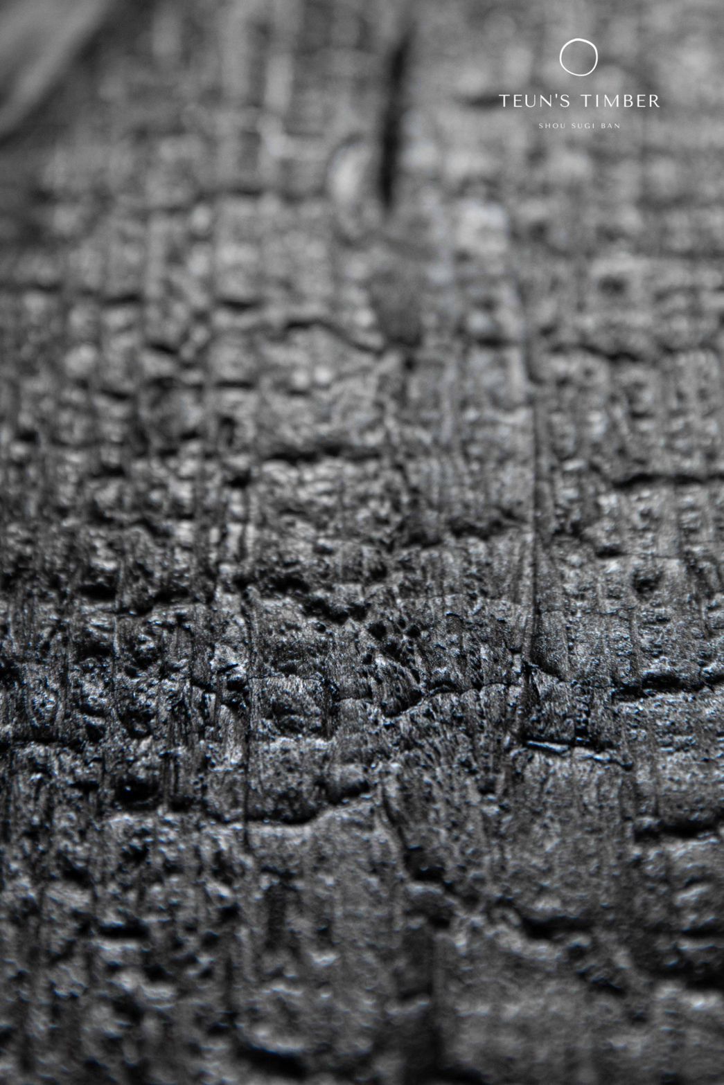 Een close-up van een stuk bewerkt shou sugi ban hout dat lijkt op een stuk steenkool.