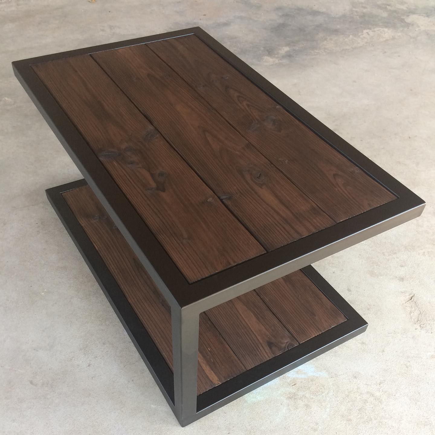 Een salontafel met een houten blad en metalen frame