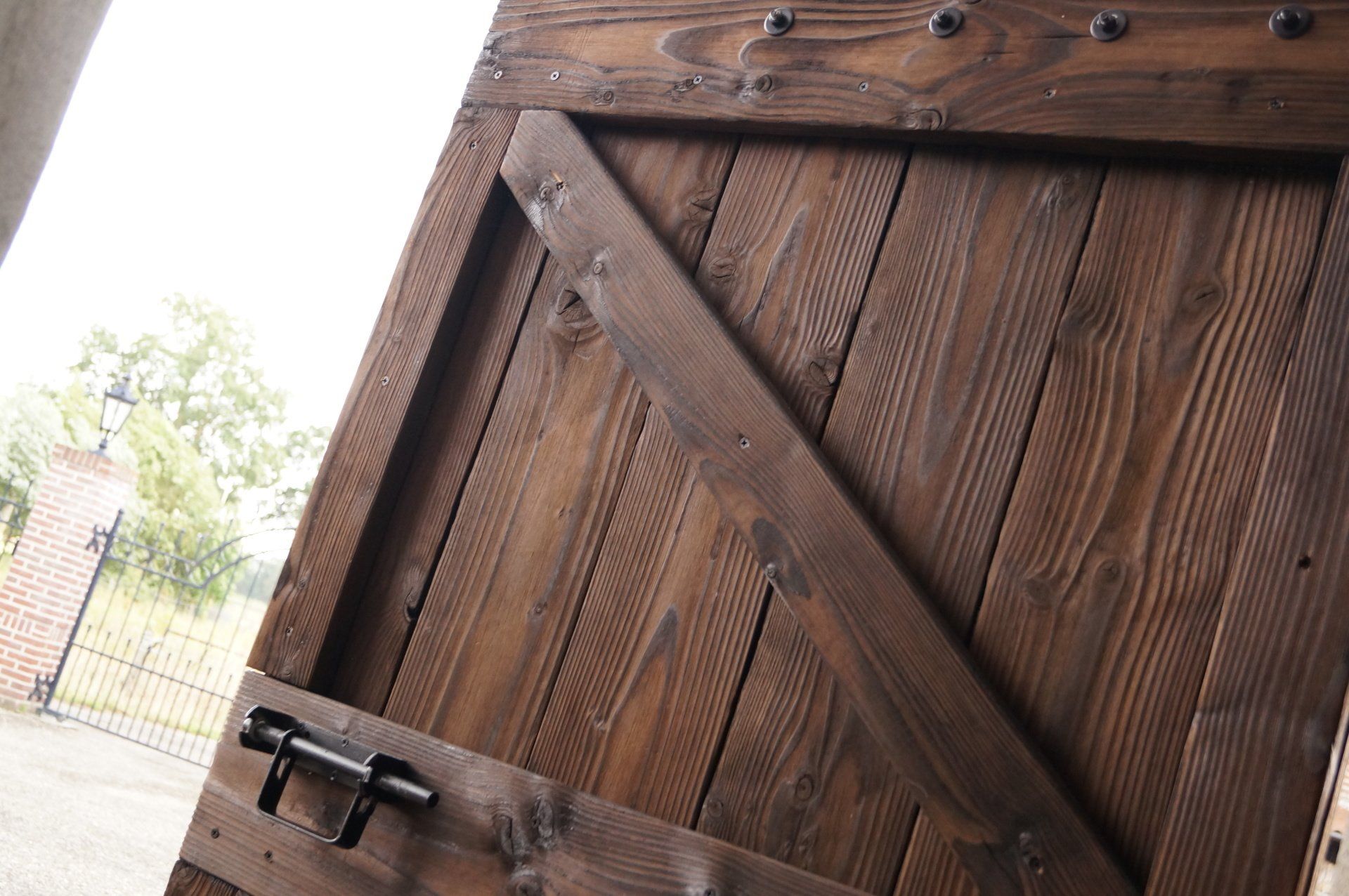Een close-up van een houten shou sugi ban deur met een zwarte grendel