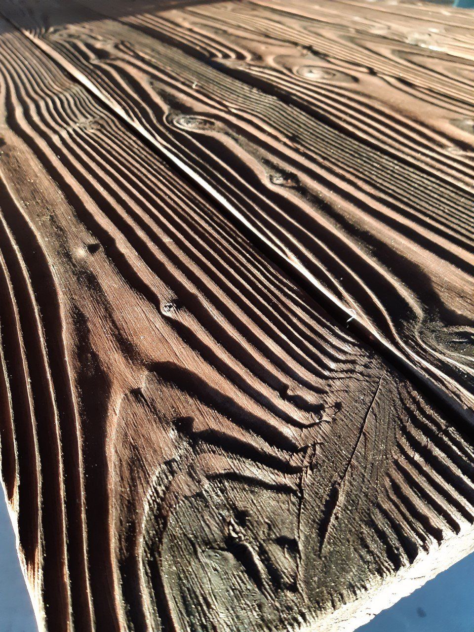 Een close-up van een stuk hout met een nerfpatroon