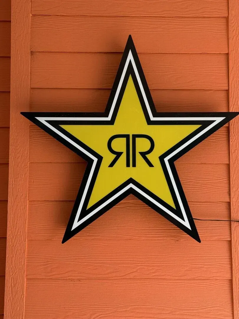 A yellow star with the letter rr on it