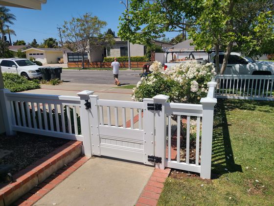 Vinyl fence — White Vinyl Fence in a Yard in Riverside, CA