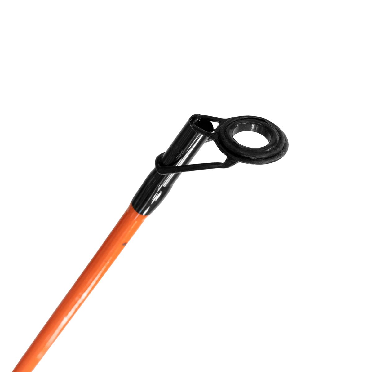 Caña de pescar, de color negro y naranja, sobre fondo blanco.