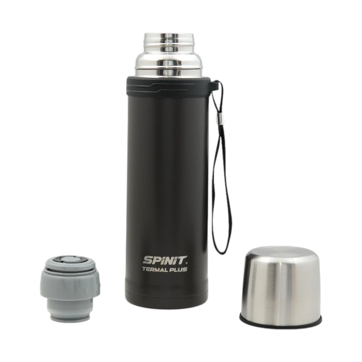 Termo de viaje negro sobre una superficie de madera, en un entorno al aire libre con césped.