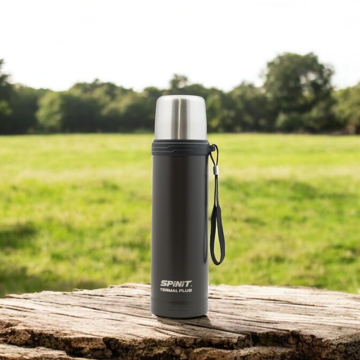Botella térmica “Spinit Thermal Plus” de color negro y plata con caja sobre fondo blanco.