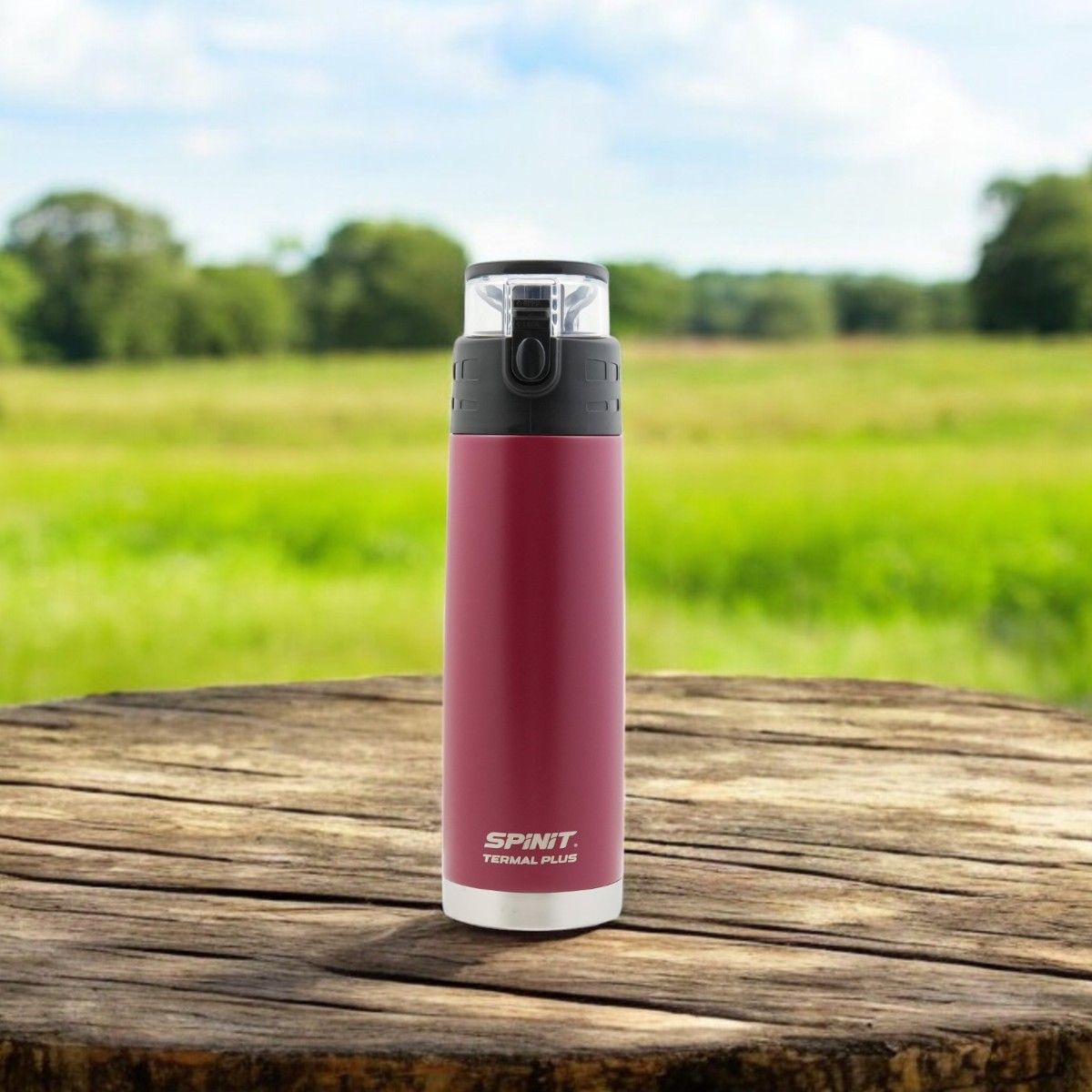 Una botella térmica SpinIt de color rojo, con tapón y caja de color negro, sobre un fondo blanco.