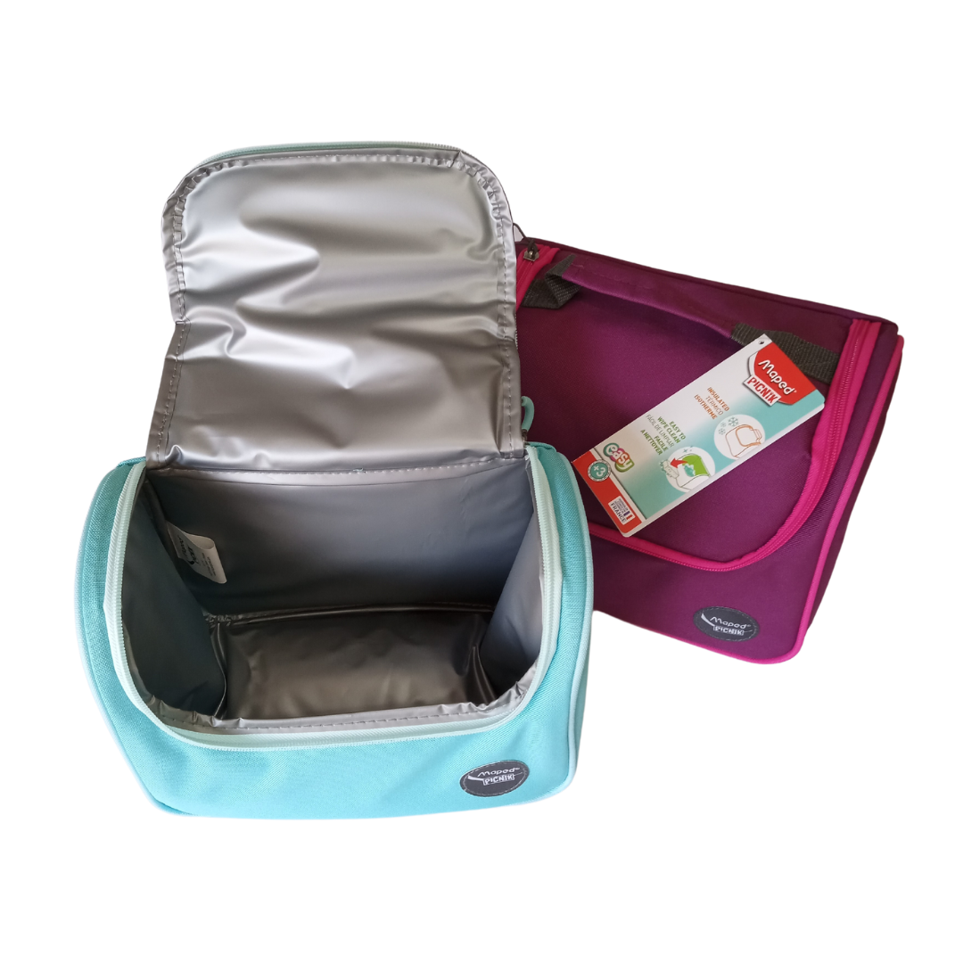 Bolsa de almuerzo térmica de color rosa con asa, etiqueta y cierre de cremallera de color gris.